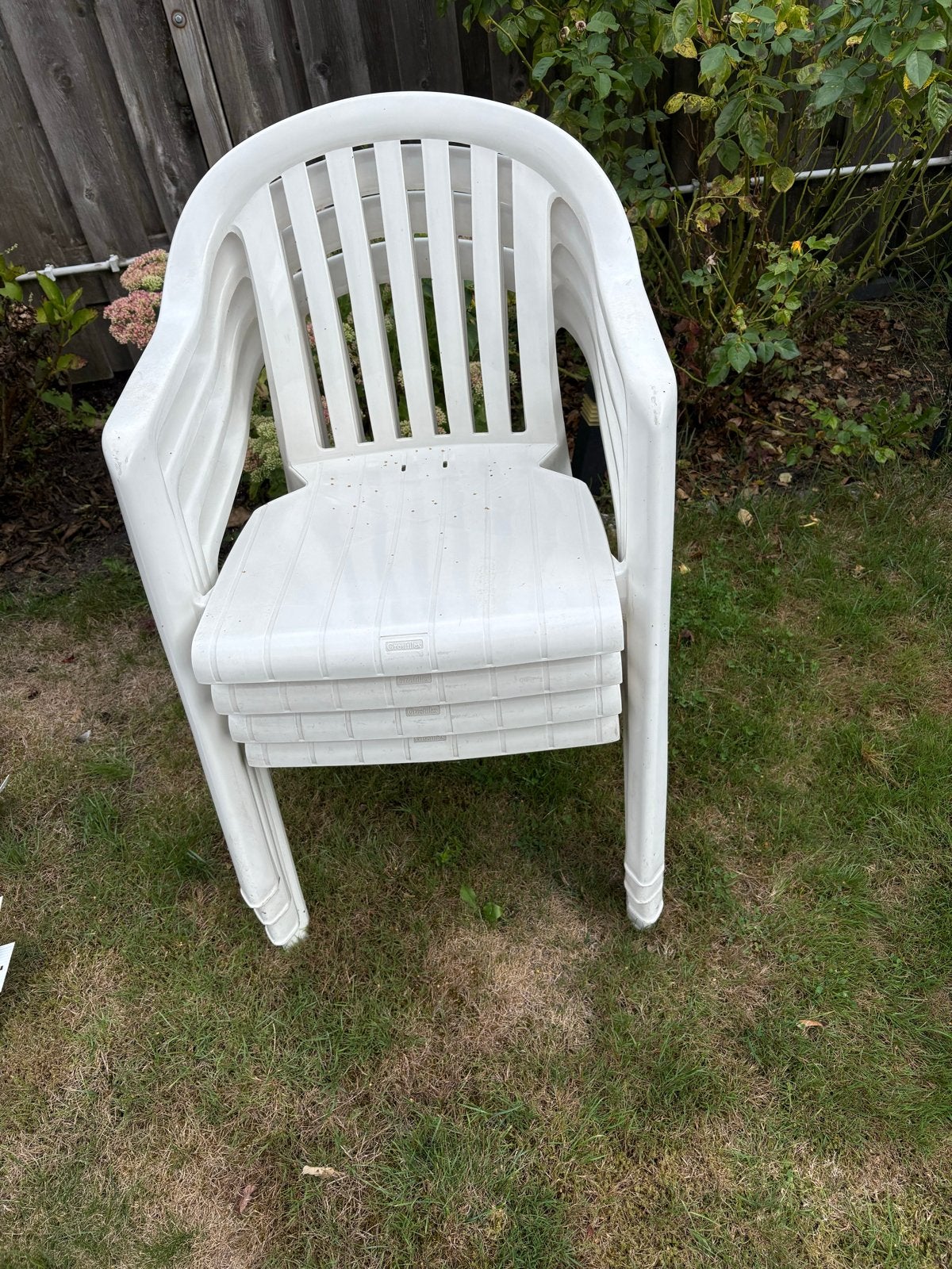 4 Witte kunststof tuinstoelen (stapelbaar), Tuin en Terras, Tuinstoelen, Ophalen, Gebruikt, Kunststof, Stapelbaar