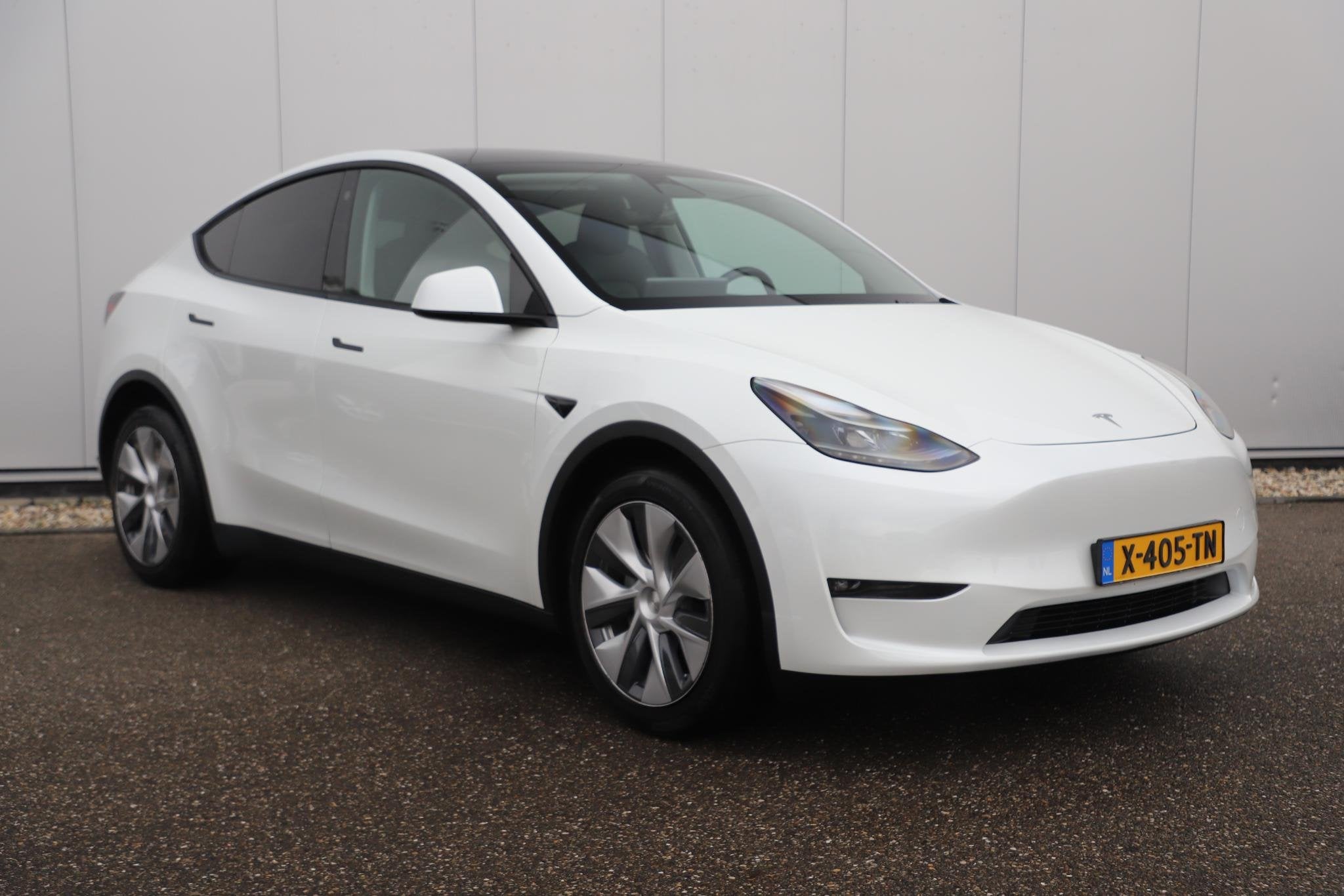 Foto 3 van Tesla Model Y Long Range AWD 75 kWh Afneembare Trekhaak Pano