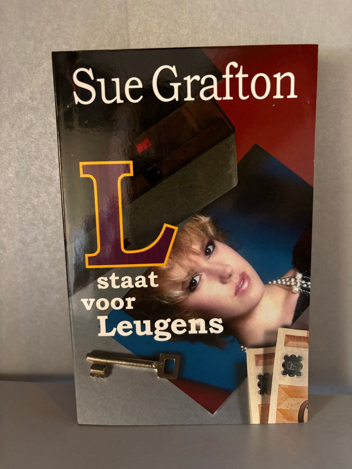 L staat voor Leugens - Sue Grafton (Paperback), Boeken, Ophalen of Verzenden, Gelezen