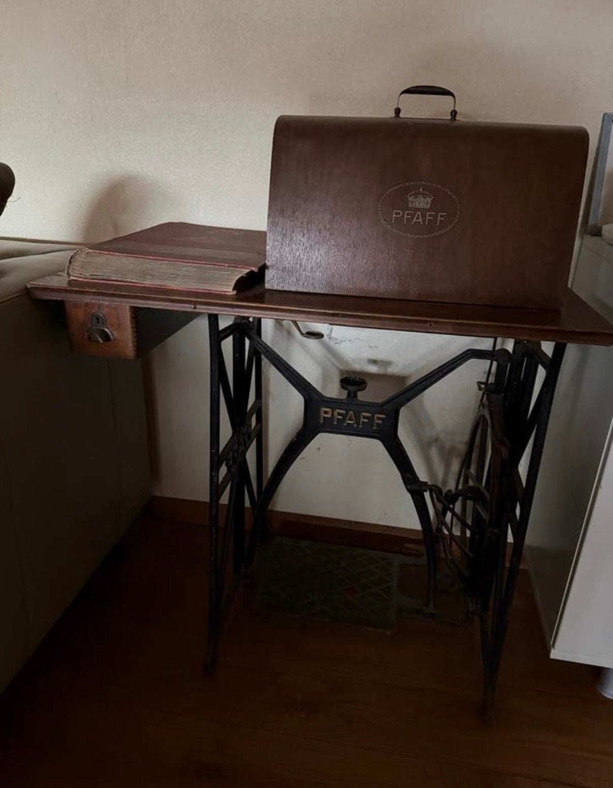 Antieke Pfaff naaimachine met onderstel, Ophalen