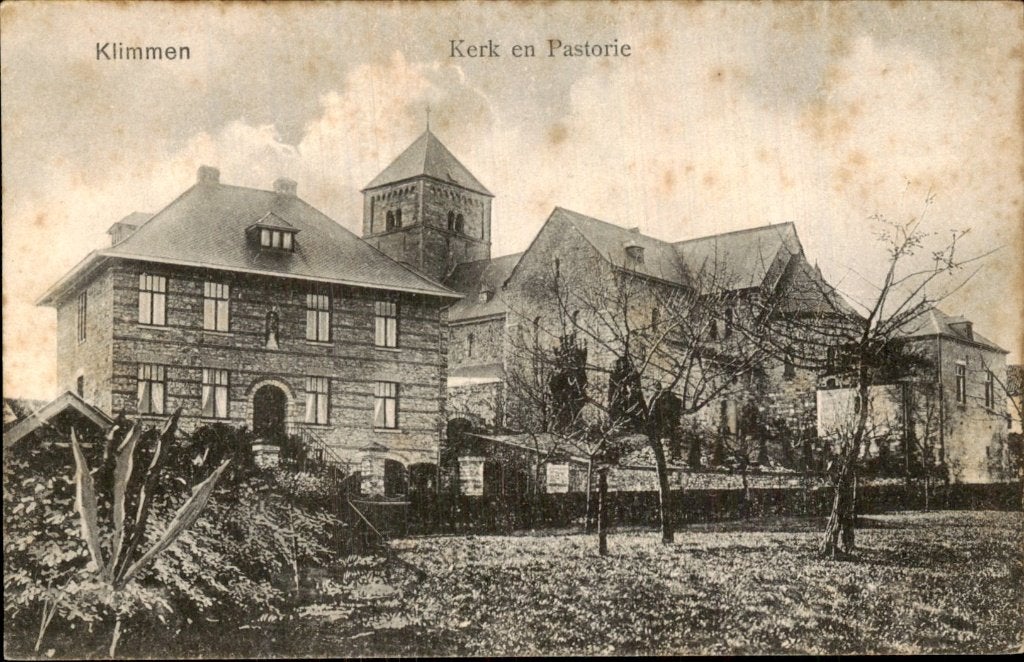 Klimmen - Kerk en Pastorie - Voorgevel, Verzamelen, Ansichtkaarten | Nederland, Ongelopen, Limburg, Voor 1920, Ophalen of Verzenden