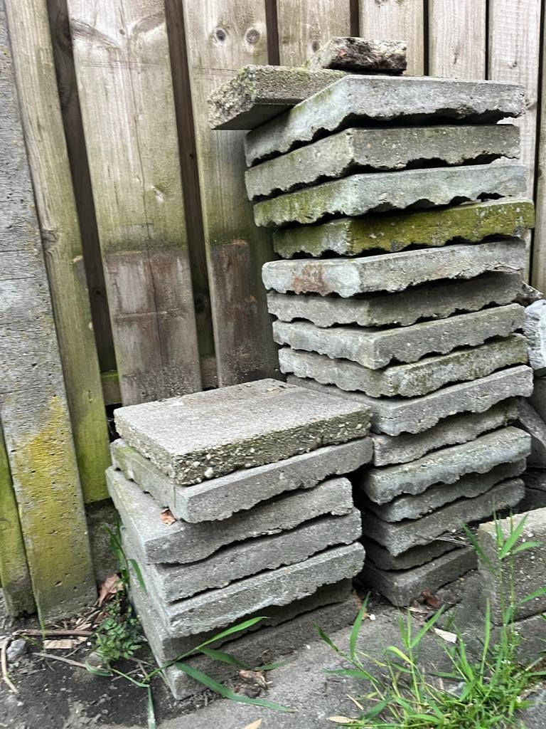 22 gratis stoeptegels, niet vlak aan de onderkant, Tuin en Terras, Tegels en Klinkers, Ophalen of Verzenden, Zo goed als nieuw