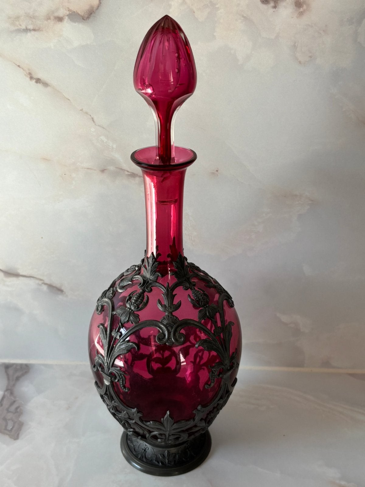 Antieke Boheemse karaf Robijnrood glas met tinnen montuur, Ophalen of Verzenden