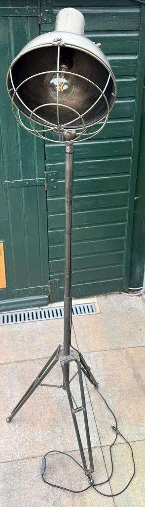 Industriële stalamp op statief goudkleurig, Ophalen, Zo goed als nieuw, Metaal, 150 tot 200 cm