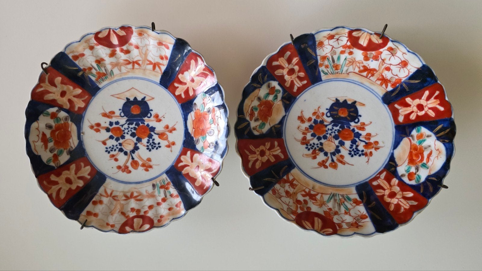 Twee antieke Imari bordjes, 18 cm breed 3 cm hoog, Ophalen of Verzenden