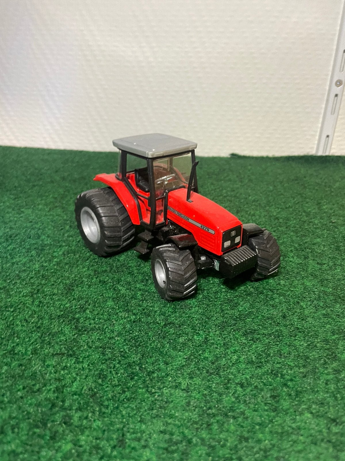 Siku massy Ferguson 4270 (dikke band), Ophalen of Verzenden, Nieuw, Tractor of Landbouw, SIKU