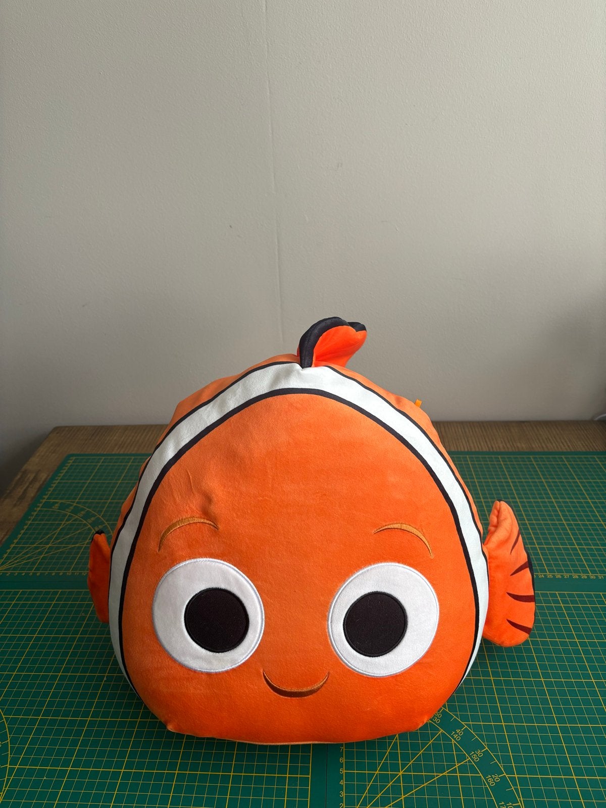 Disney Squishmallows Nemo Knuffel - Zo goed als nieuw, Oranje, Disney, Overige typen, Ophalen of Verzenden