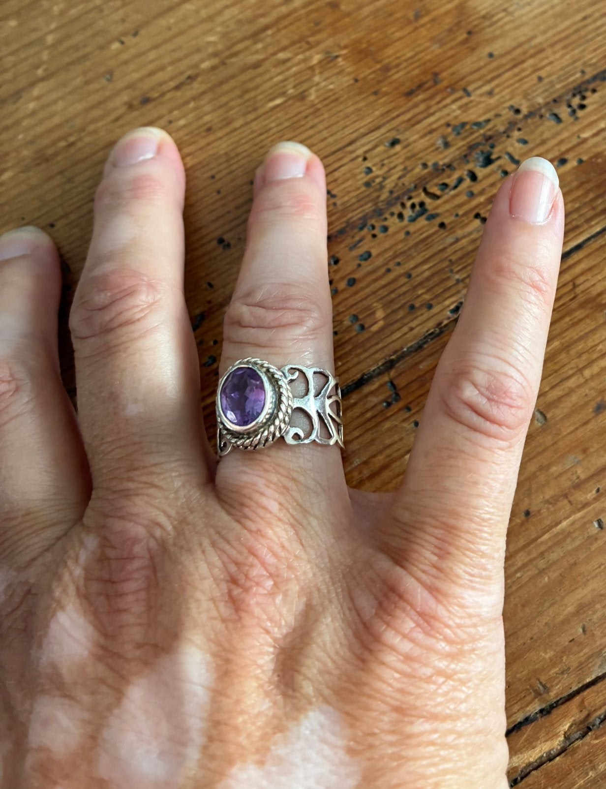 Handgemaakte zilveren ring met amethist, Paars, Ophalen of Verzenden, Zo goed als nieuw, 17 tot 18