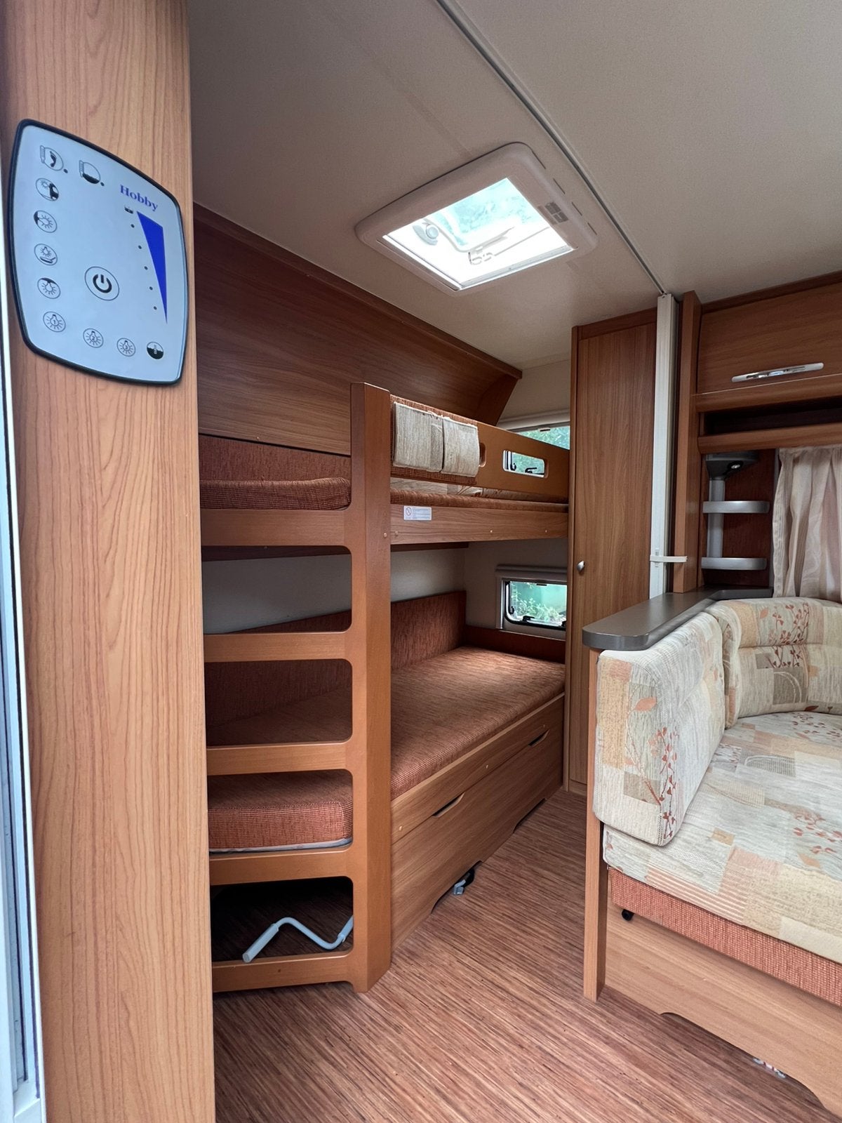 Hobby 560 KMFE Stapelbed | 2009 | Mover | Fietsendrager, Caravans en Kamperen, Caravans, Stapelbed, Rondzit, Hobby, Bedrijf