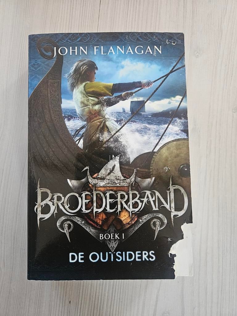 Broederband Boek 1: De Outsiders - John Flanagan, Ophalen of Verzenden, Gelezen, John Flanagan, Fictie