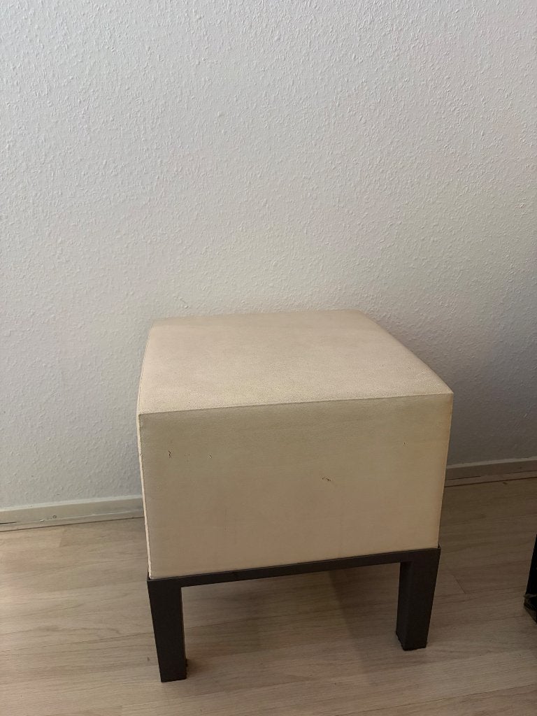 Beige/crème poef met houten pootjes - 43x44x46cm, Ophalen of Verzenden, Gebruikt, Hout