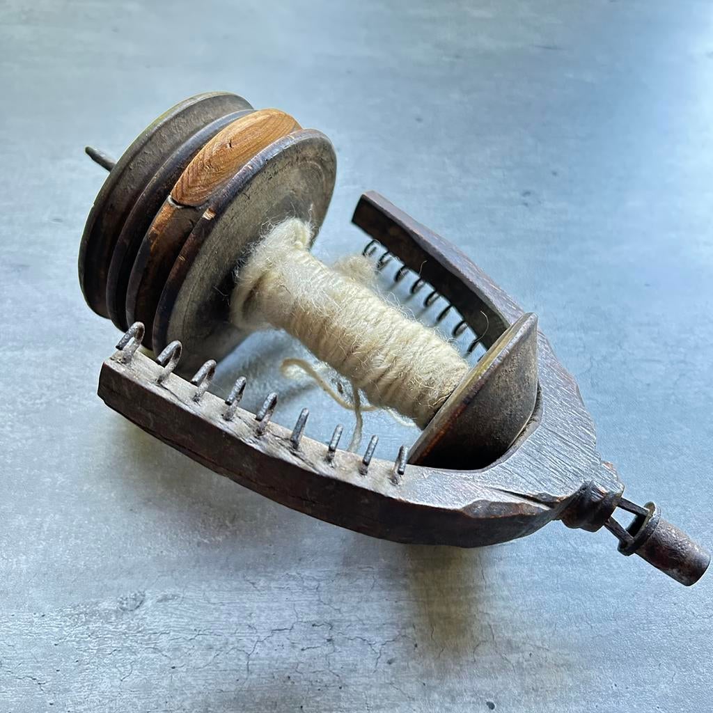 Antieke houten vlucht van een spinnenwiel incl. spoel, Ophalen of Verzenden, Zo goed als nieuw, X, Spinnewiel