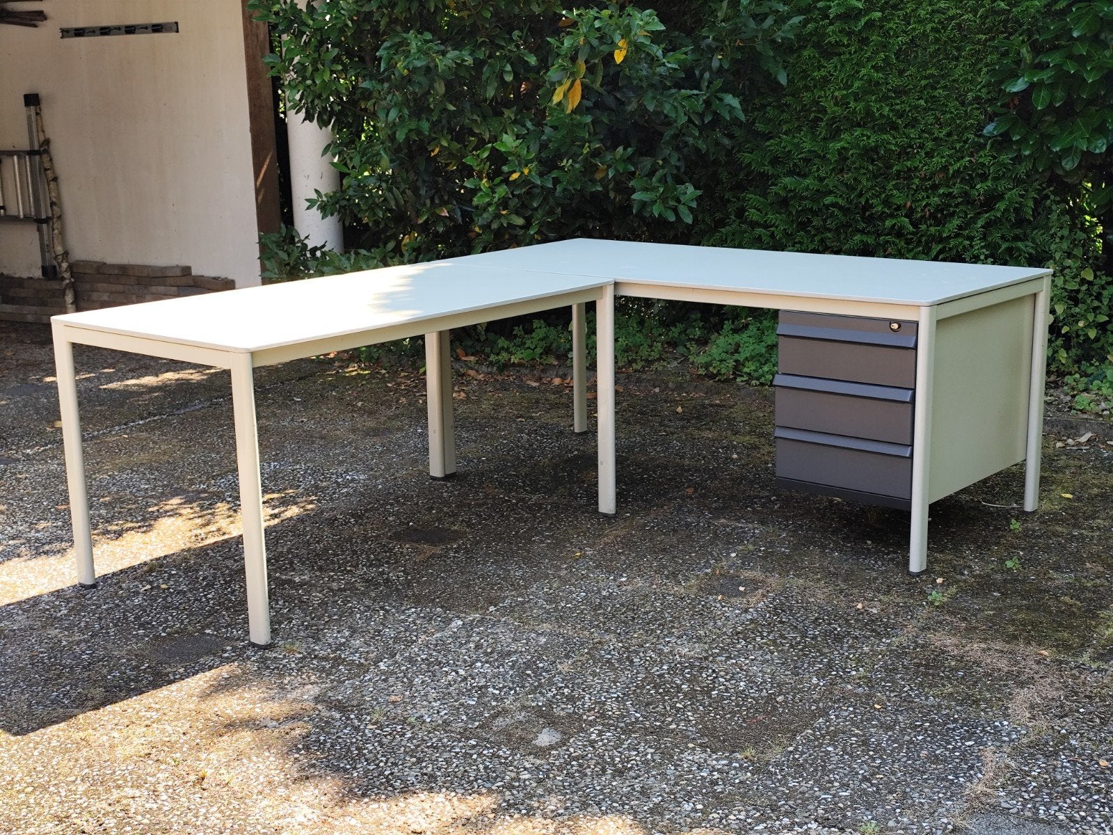 Ahrend hoekbureau / twee tafels, Ophalen, Hoekbureau, Zo goed als nieuw, Industrieel