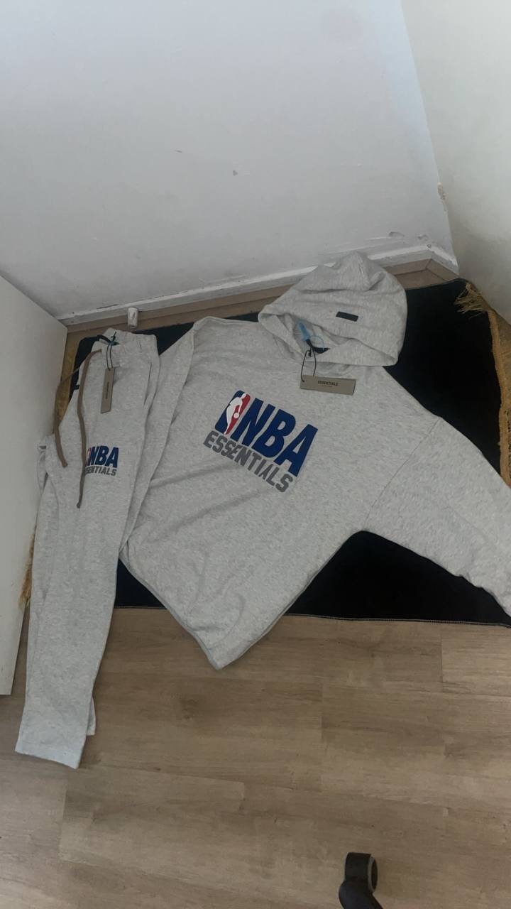 NBA Essentials Hoodie en Joggingbroek Set - Grijs, Maat 52/54 (L), Nieuw, Ophalen of Verzenden, Grijs