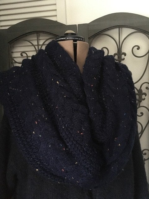 *GROTE GROF GEBREIDE COL-SJAAL BLAUW MET KABELPATROON NIEUW!, Verzenden, Nieuw, Maat 46/48 (XL) of groter, Sjaal