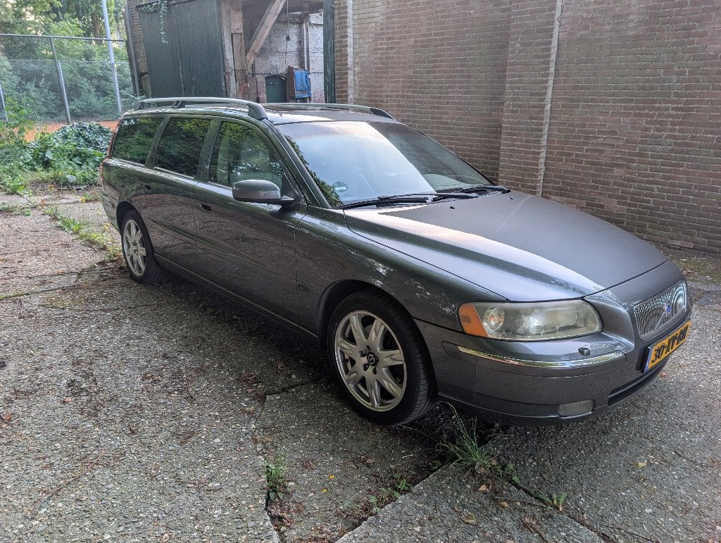 Volvo V70 2.5 T AUT - 15 jaar in de familie!, 1525 kg, 1800 kg, Beige, 2521 cc