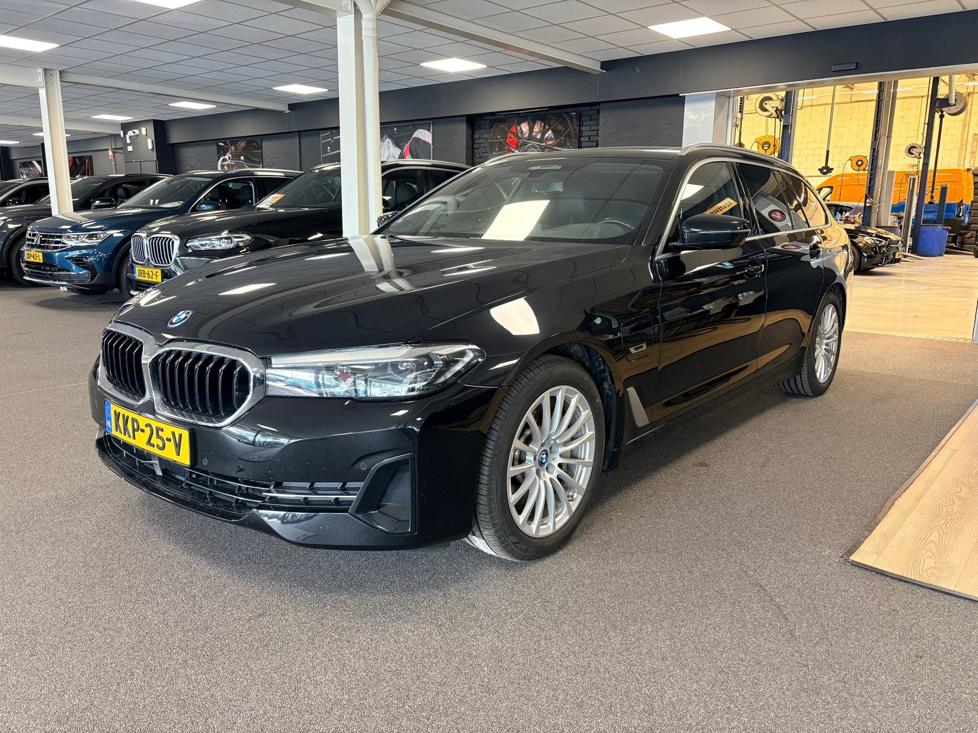 BMW 5-serie Touring 530e xDrive High Executive/ leer/ pano/, 1935 kg, Gebruikt, 4 cilinders, Zwart