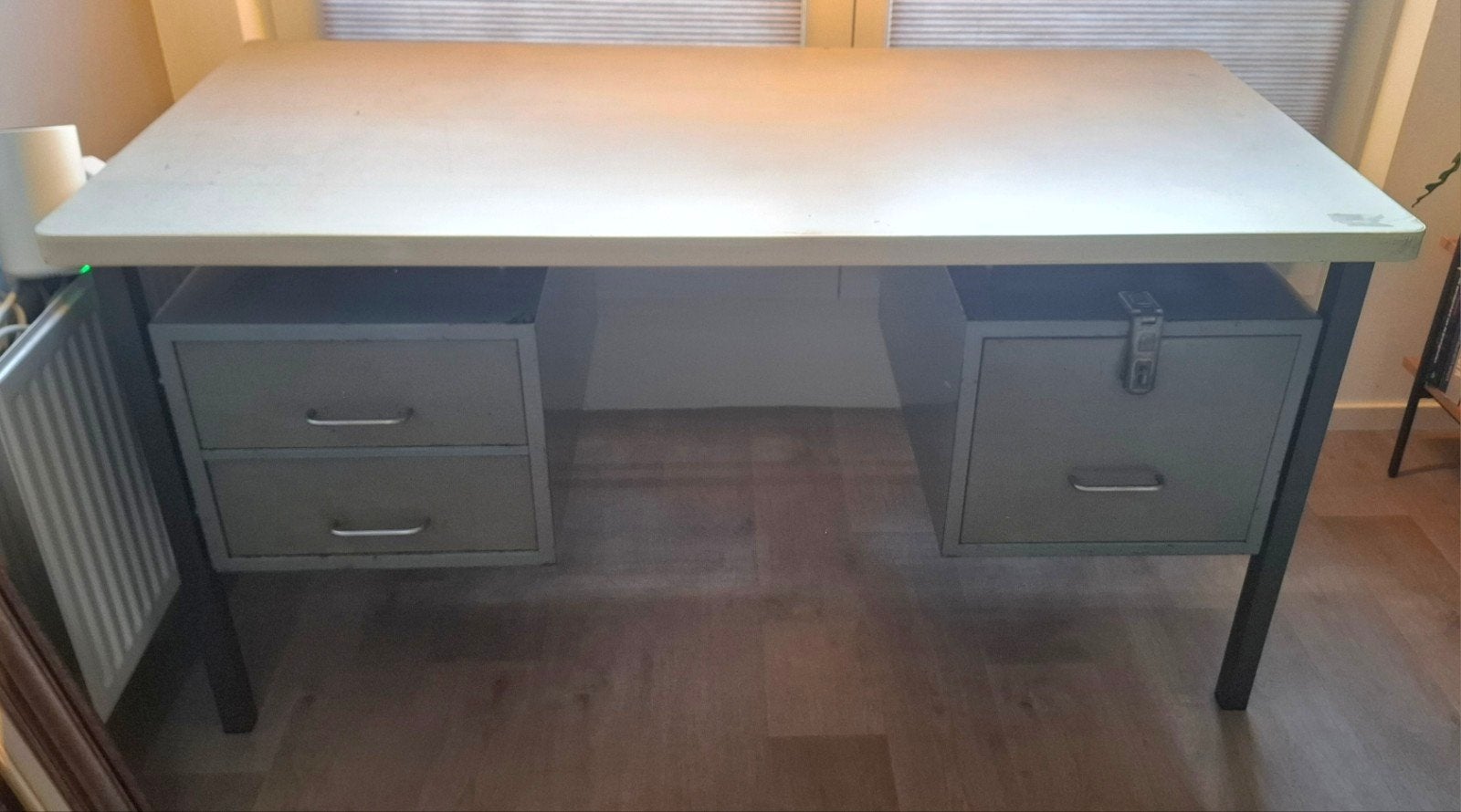 Vintage industrieel stalen bureau met zwevende ladeblokken, Ophalen, Gebruikt