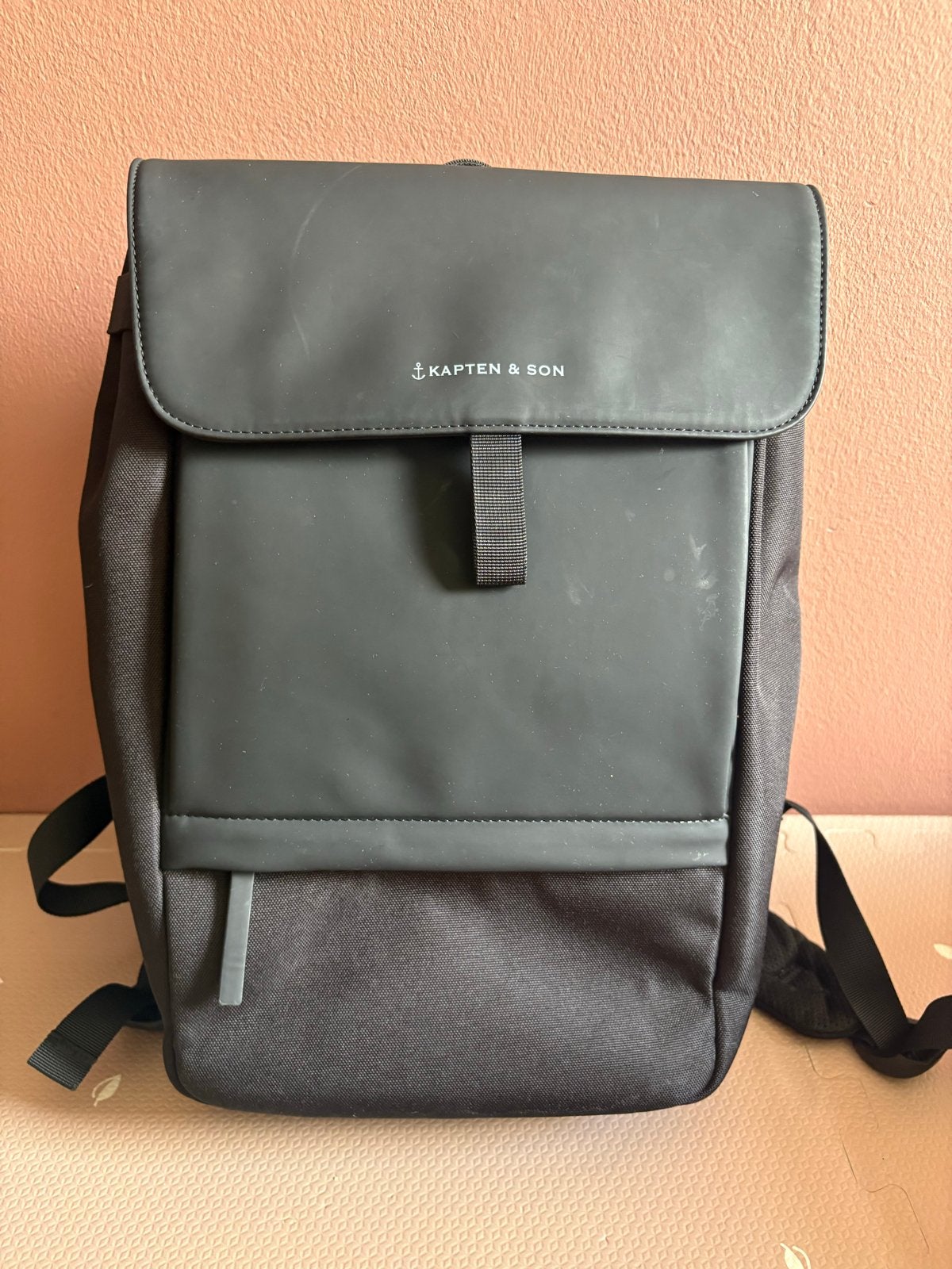 Kapten & Son zwarte rugzak Fyn Small All Black, Sieraden, Tassen en Uiterlijk, Tassen | Rugtassen, Overige merken, 25 tot 40 cm