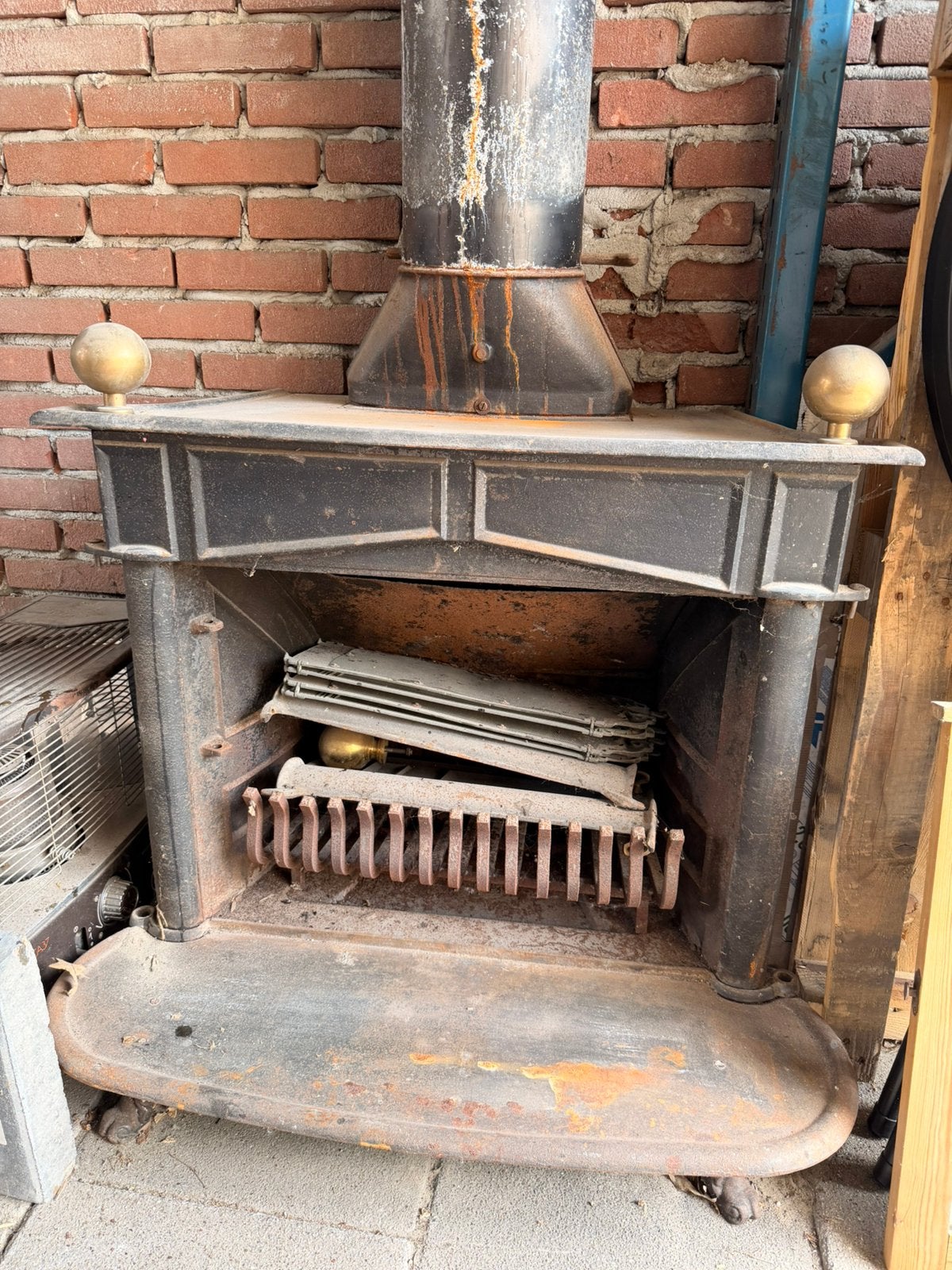 Antieke gietijzeren haard/houtkachel –sfeervolle blikvanger, Gebruikt, Info@allbranstore.nl, Vrijstaand, Hout