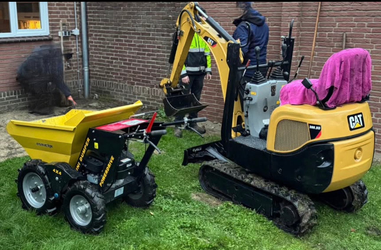 Minigraver met machinist, Ophalen, Zo goed als nieuw