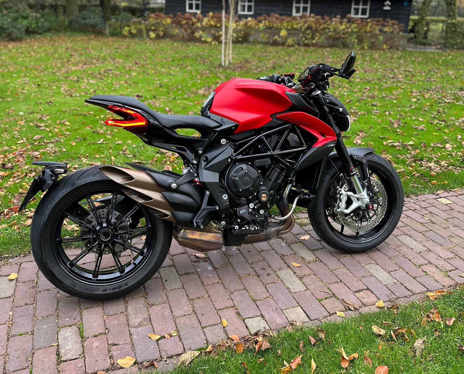 MV Agusta Dragster 800 Rosso 2024 (FABR. GAR. 2027), Occasion, Motorrijbewijs A, Traction Control, 3 cilinders