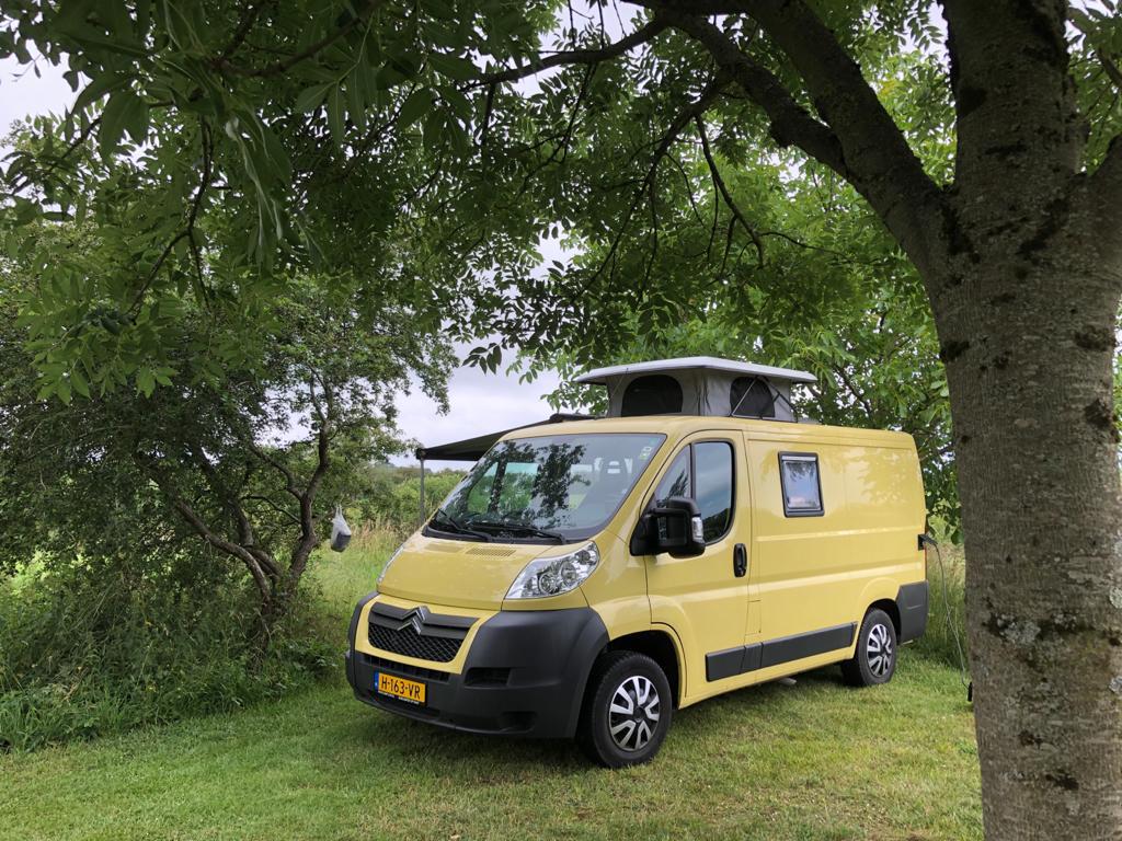 Buscamper Citroën Jumper, 2014, geel, 5 m, met hefdak, Overige merken, Chemisch toilet, Tot en met 2, Koelkast