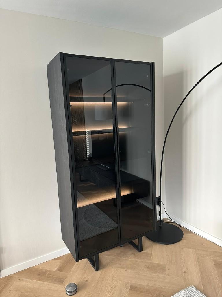 XOOON Modali vitrinekast + LED, eiken fineer/glas/metaal, Met deur(en), Zo goed als nieuw, Glas, 150 tot 200 cm