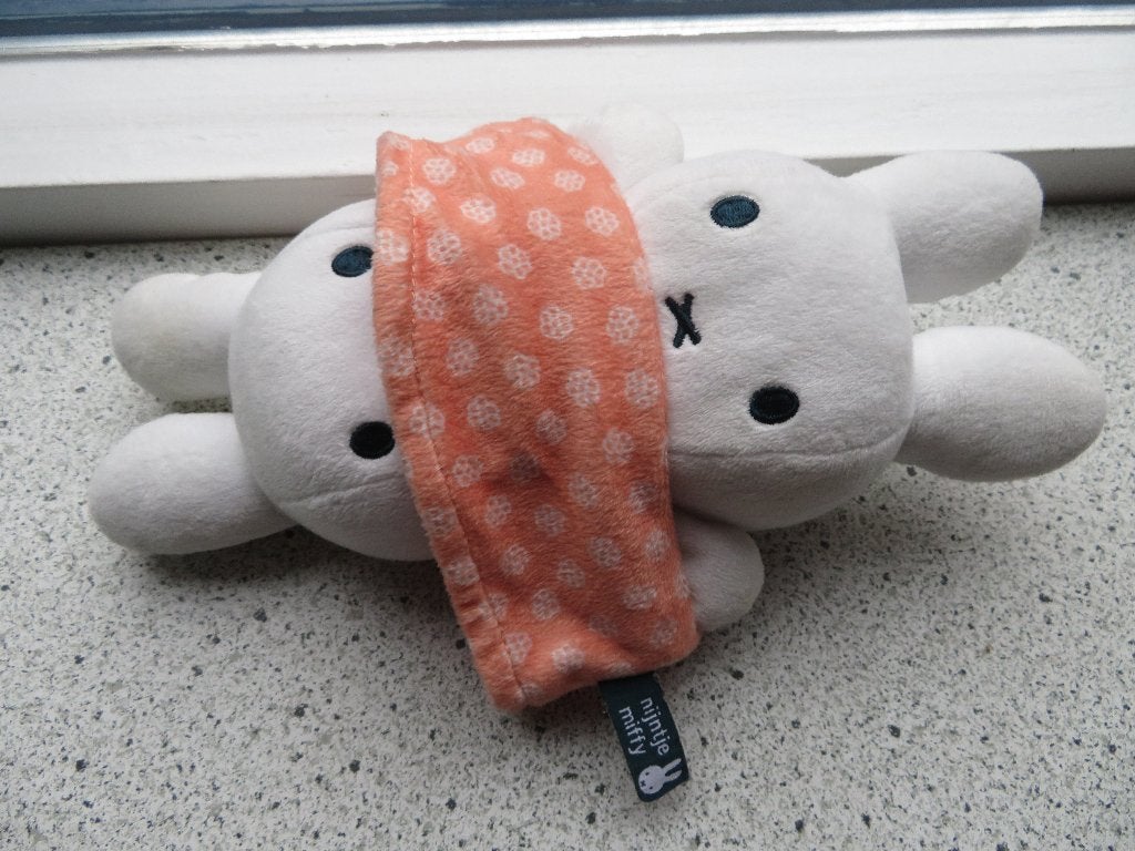 Konijn Nijntje Miffy in zalm roze gebloemde jurk huilt lacht, Konijn, Nijntje, Ophalen of Verzenden, Zo goed als nieuw