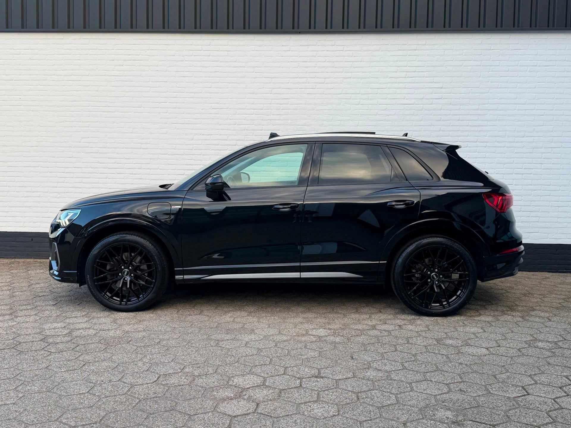 Audi Q3 45 TFSIe S-Line PANO l TREKHAAK l 360 l ACC l SONOS!, Auto's, Stof, Gebruikt, Zwart, Zwart