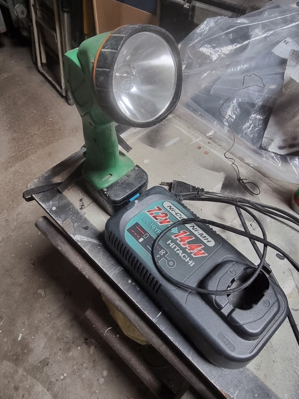 Hitachi lamp 14.4 v, Ophalen, Zo goed als nieuw, Boor- en Schroefmachine