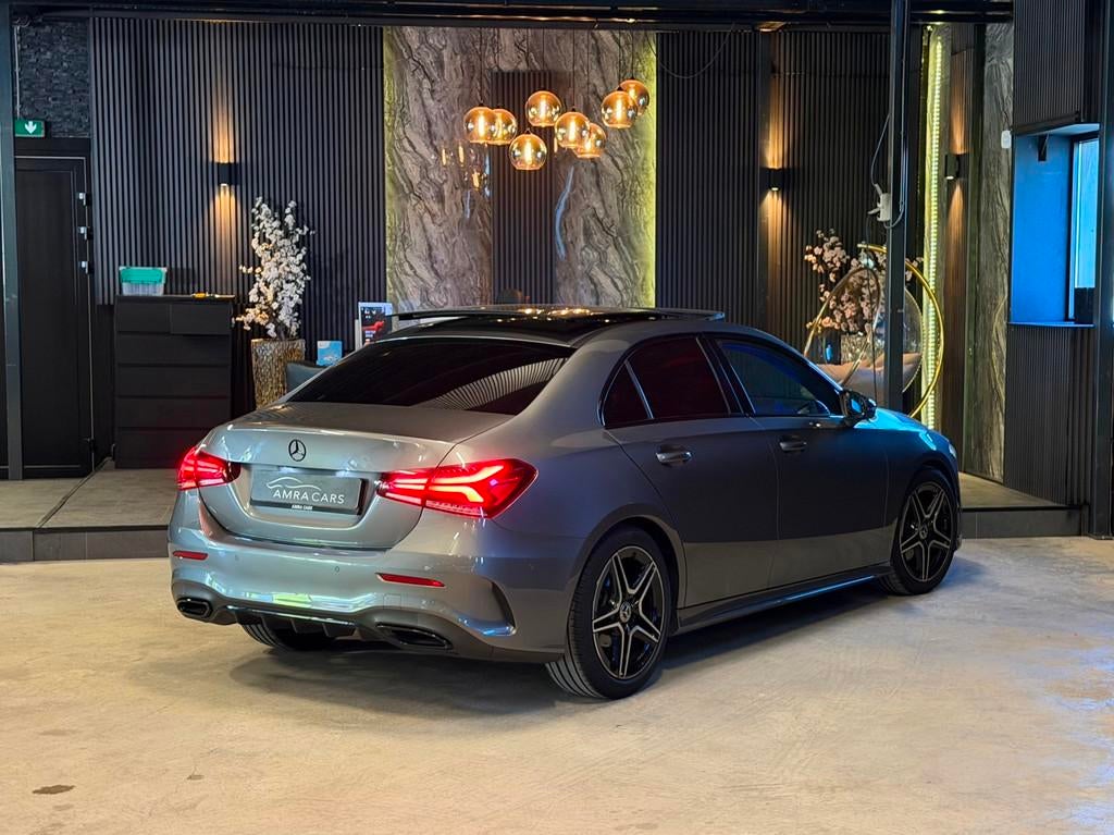 Mercedes-Benz A-klasse 180 AMG|PANO|SFEER|BOMVOL!, Auto's, Mercedes-Benz, 136 pk, Gebruikt, Euro 6, 4 cilinders