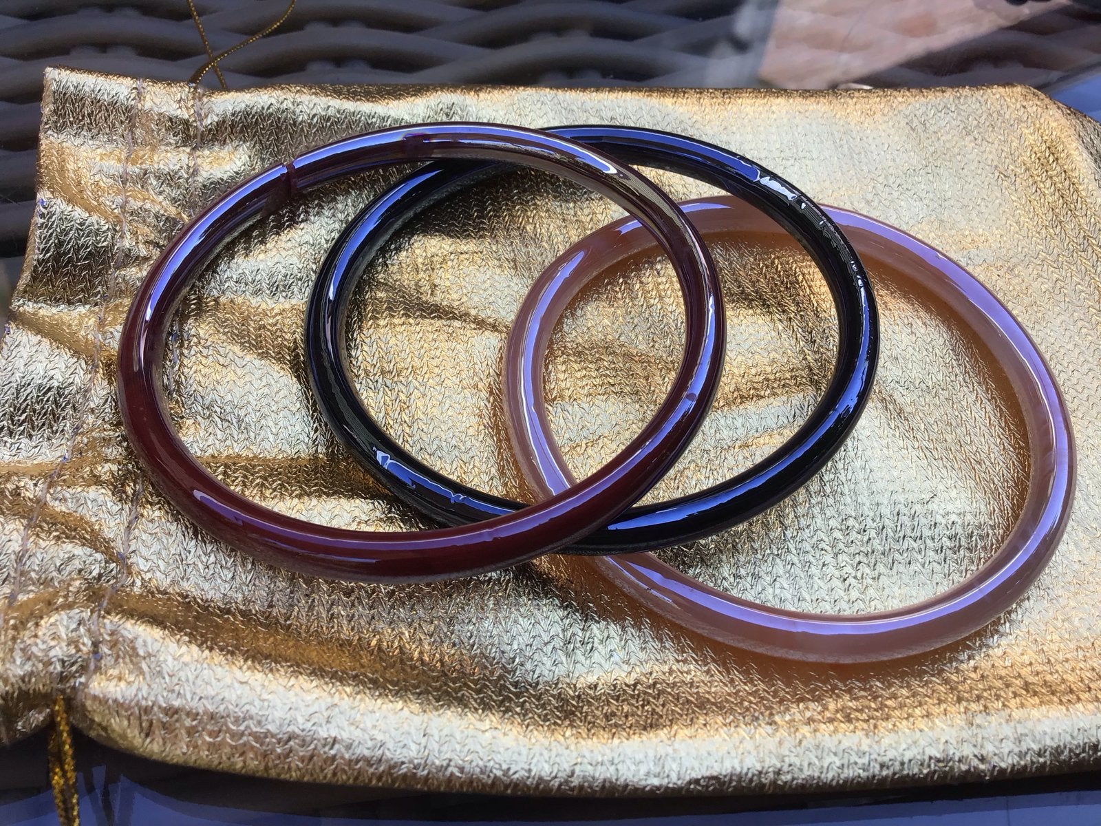 Set van drie glazen armbanden in verschillende kleuren, Ophalen of Verzenden, Nieuw, Overige kleuren, Overige materialen