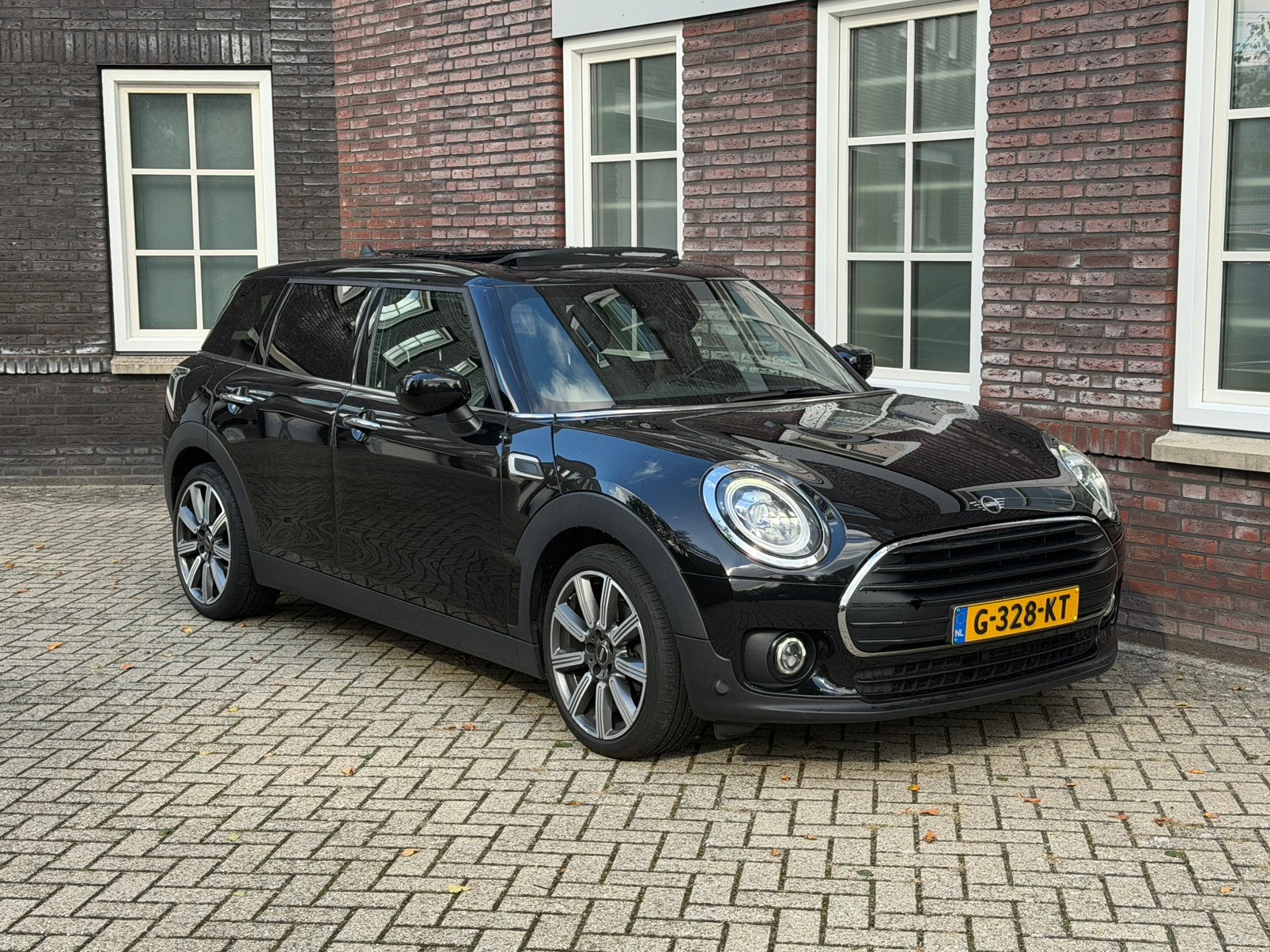 Mini Clubman 2019 Zwart - Eerste eigenaar-schuifdak-carplay, Zwart, Origineel Nederlands, Stationwagon, Particulier