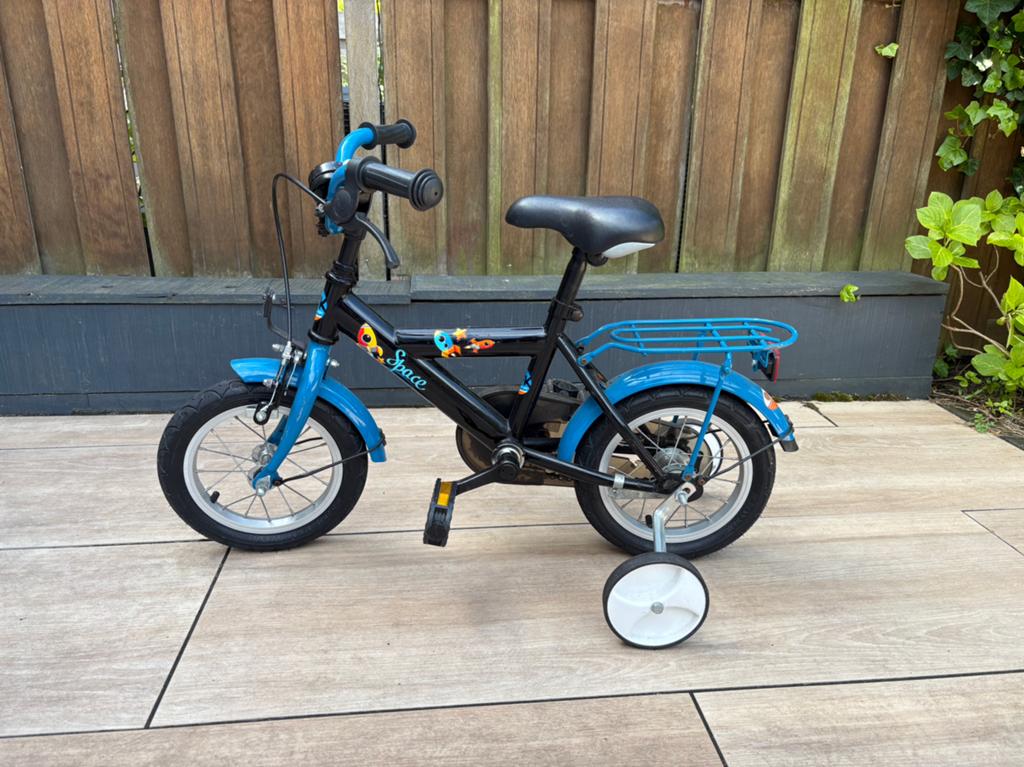 Kinderfiets 'Space' met zijwieltjes - Zwart/Blauw, Fietsen en Brommers, Fietsen | Kinderfietsjes, Ophalen, Terugtraprem, Zijwieltjes