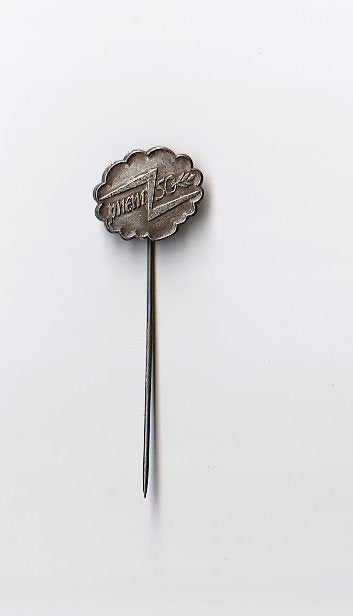 mooie volmetaal speld PNEM 50 jaar, Verzamelen, Ophalen of Verzenden, Overige onderwerpen, Speldje of Pin