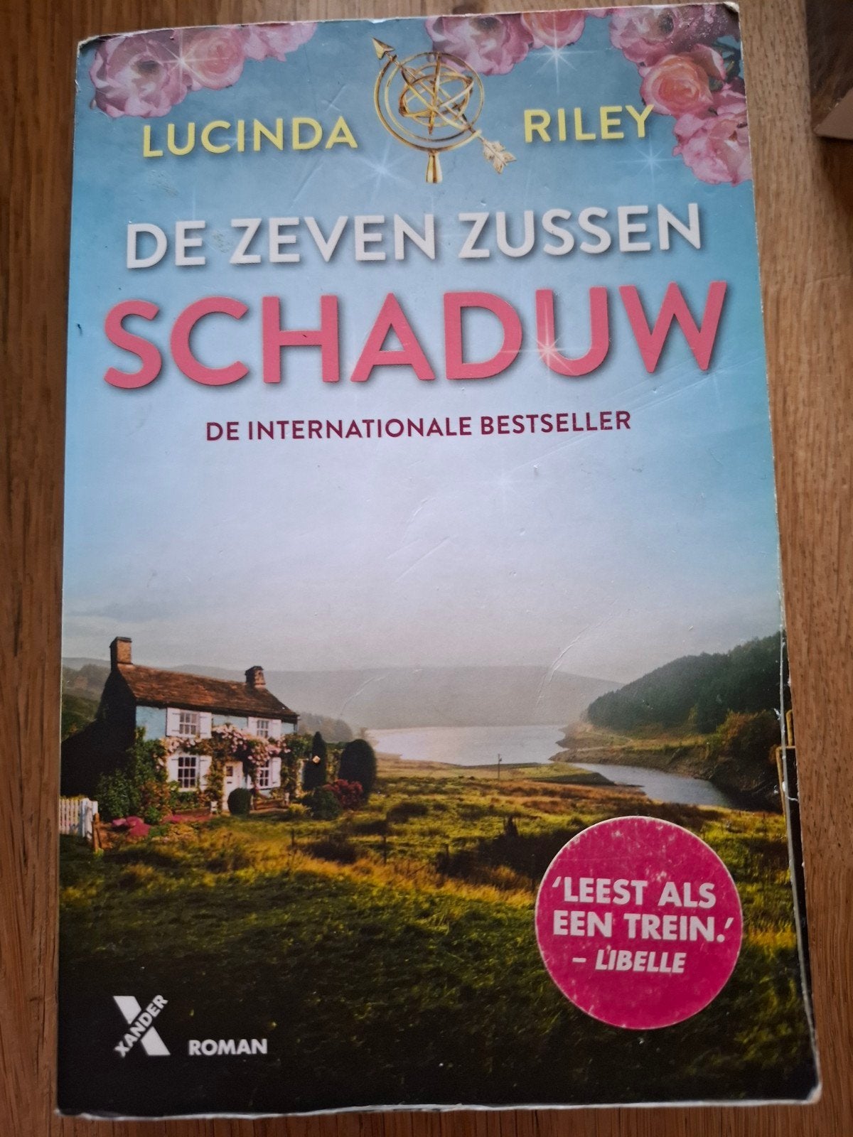 Lucinda Riley - Schaduw van serie de ZEVEN ZUSSEN, Boeken, Literatuur, Ophalen of Verzenden, Zo goed als nieuw, Lucinda Riley