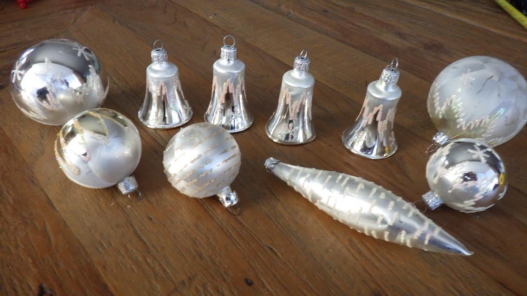 mooie zilverkleurige kerstballen en kerstklokjes, Diversen, Kerst, Ophalen of Verzenden, Gebruikt