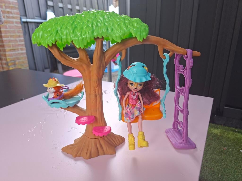 Enchantimals boomhut speelset met pop en diertje, Ophalen of Verzenden, Zo goed als nieuw, Overige typen