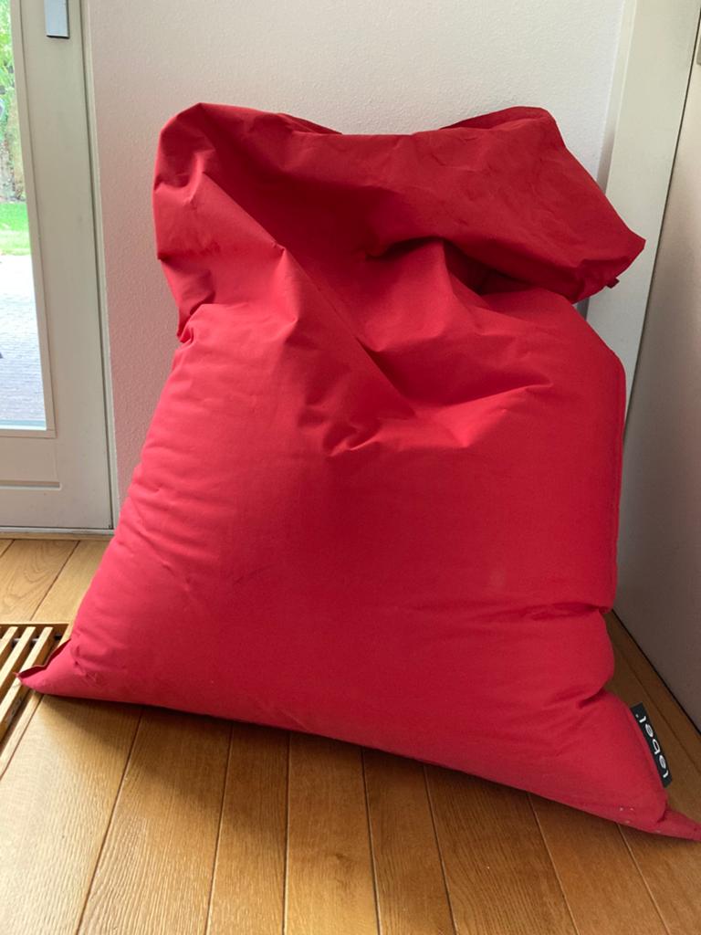 Te koop: rode zitzak merk Lebel. Weinig gebruikt., Huis en Inrichting, Zitzakken, Ophalen of Verzenden, Zo goed als nieuw, Rood