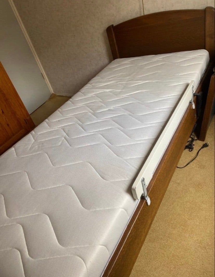 Bed met Elektrisch  lattenbodem, nachtkastje en spiegel, Ophalen, 90 cm, Eenpersoons, 200 cm