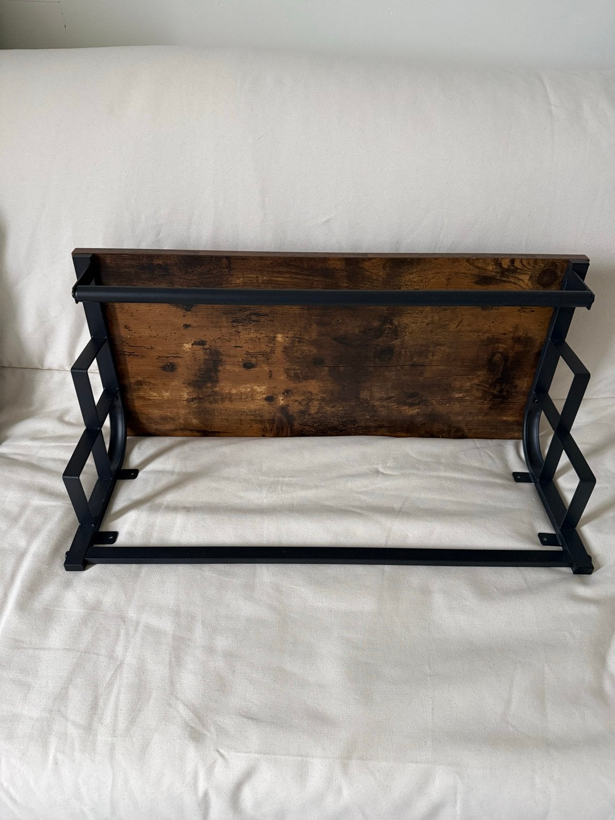 Zwarte wandkapstok met donkere houtlook - 66x30x27 cm, Zo goed als nieuw, Minder dan 100 cm, Hout, Ophalen