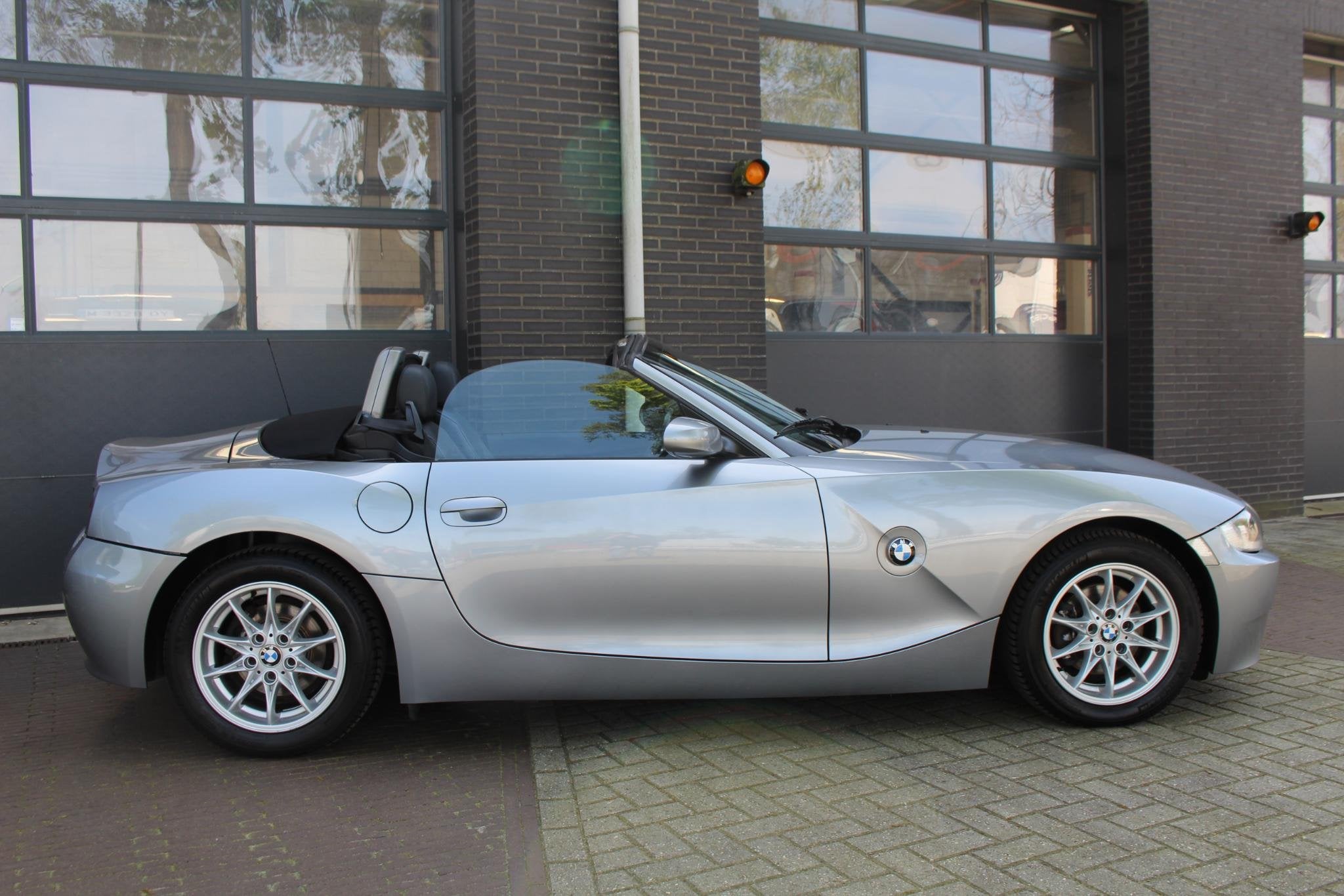 BMW Z4 Roadster 2.0i 150PK ZEER NETTE AUTO! LIEFHEBBER!, Auto's, BMW, 13 km/l, 4 cilinders, Bedrijf, Handgeschakeld