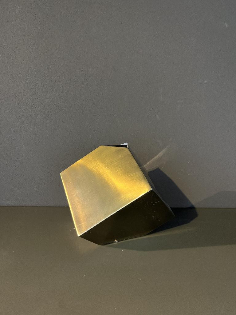 Dome Deco vaas, van brass, goud kleurig metaal., Ophalen, Overige materialen, Overige kleuren, Nieuw