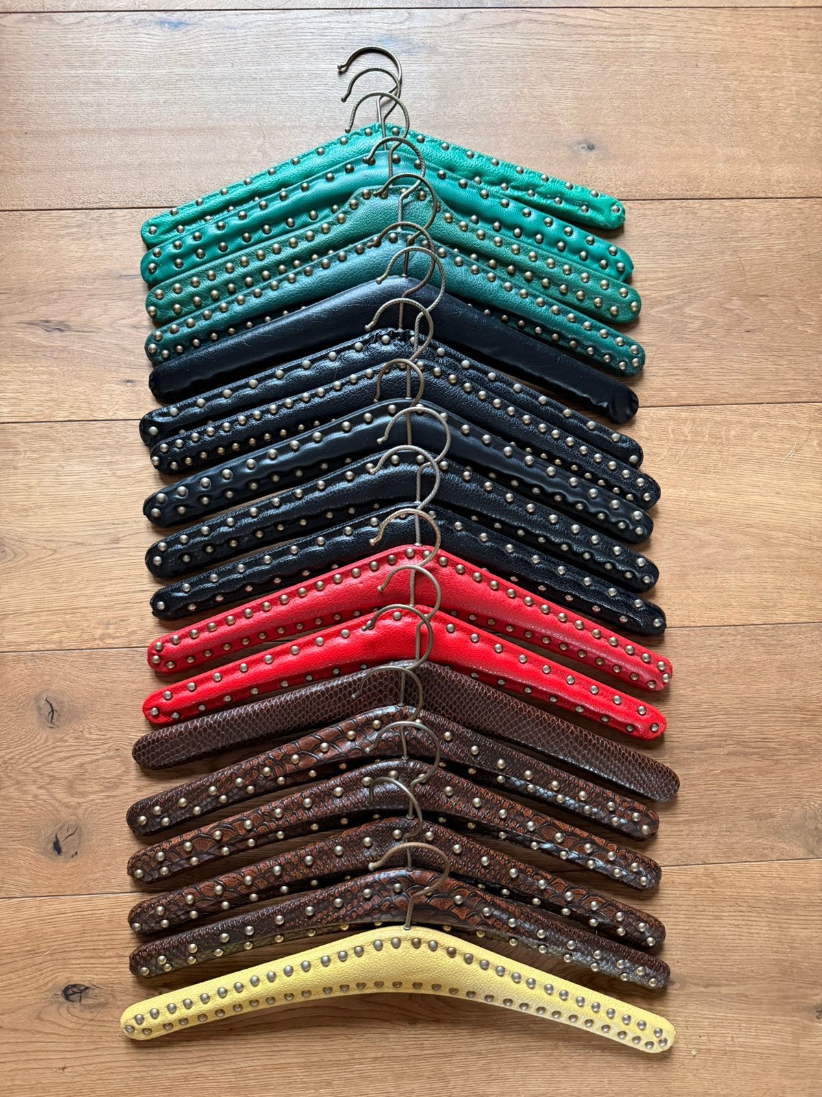 25x Vintage kleerhangers skai kunstleer met studs | retro, Kleding | Dames, Ophalen of Verzenden, Gebruikt, Hout, Volwassenen