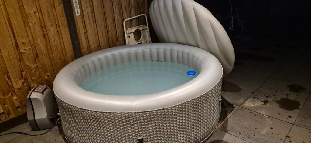 Avenli Opblaasbare Jacuzzi met Afdekzeil en Pomp, Ophalen, Gebruikt, Afdekzeil, Opblaasbaar