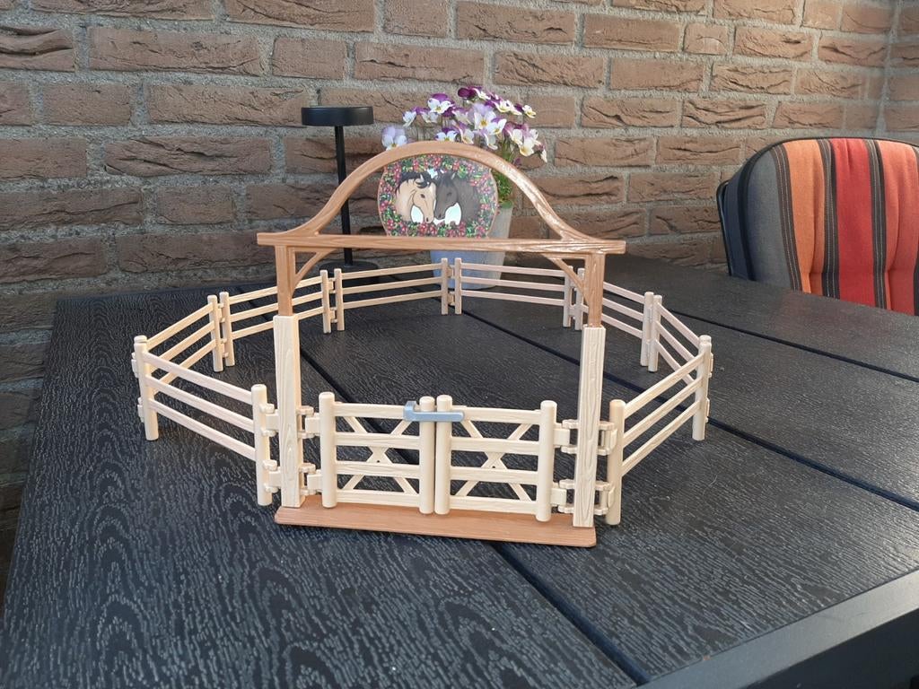 Schleich paardenomheining met poort en decoratie, Ophalen of Verzenden, Zo goed als nieuw, Jongen of Meisje
