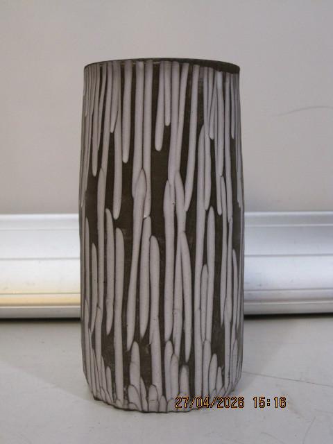 nel goedhart vaasje 15,5 cm hoog en 8 cm dia (387), Antiek en Kunst, Antiek | Keramiek en Aardewerk, Ophalen of Verzenden