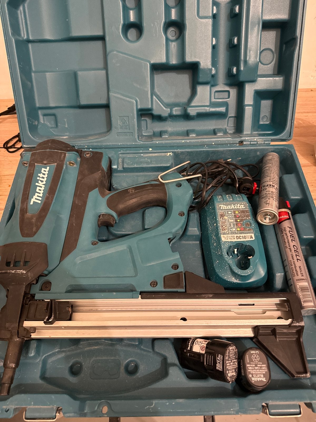 Makita GN420C tacker met accessoires, Ophalen of Verzenden, Gebruikt, Tacker/nietmachine, Makita