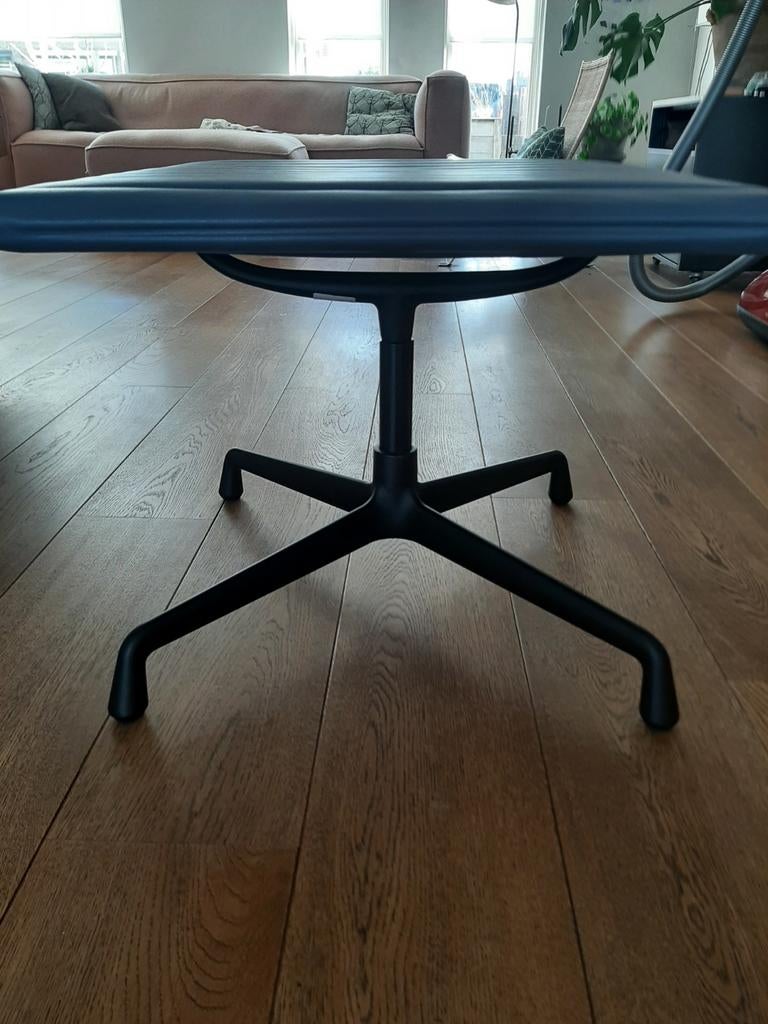 Vitra EA 125 Premium Leer, Huis en Inrichting, Fauteuils, Nieuw, Leer, Ophalen
